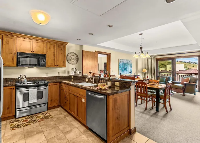 Beautiful 1 Bedroom With Full Mountain Views