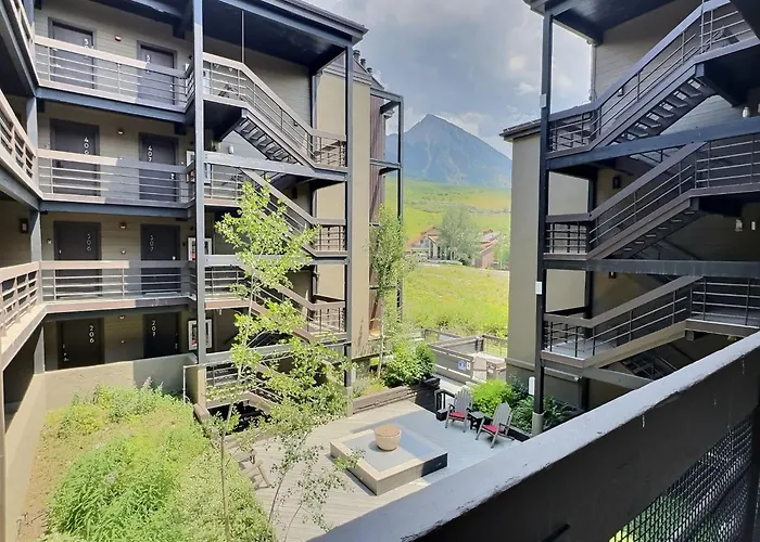 Cozy 1 Bedroom With An Expansive View